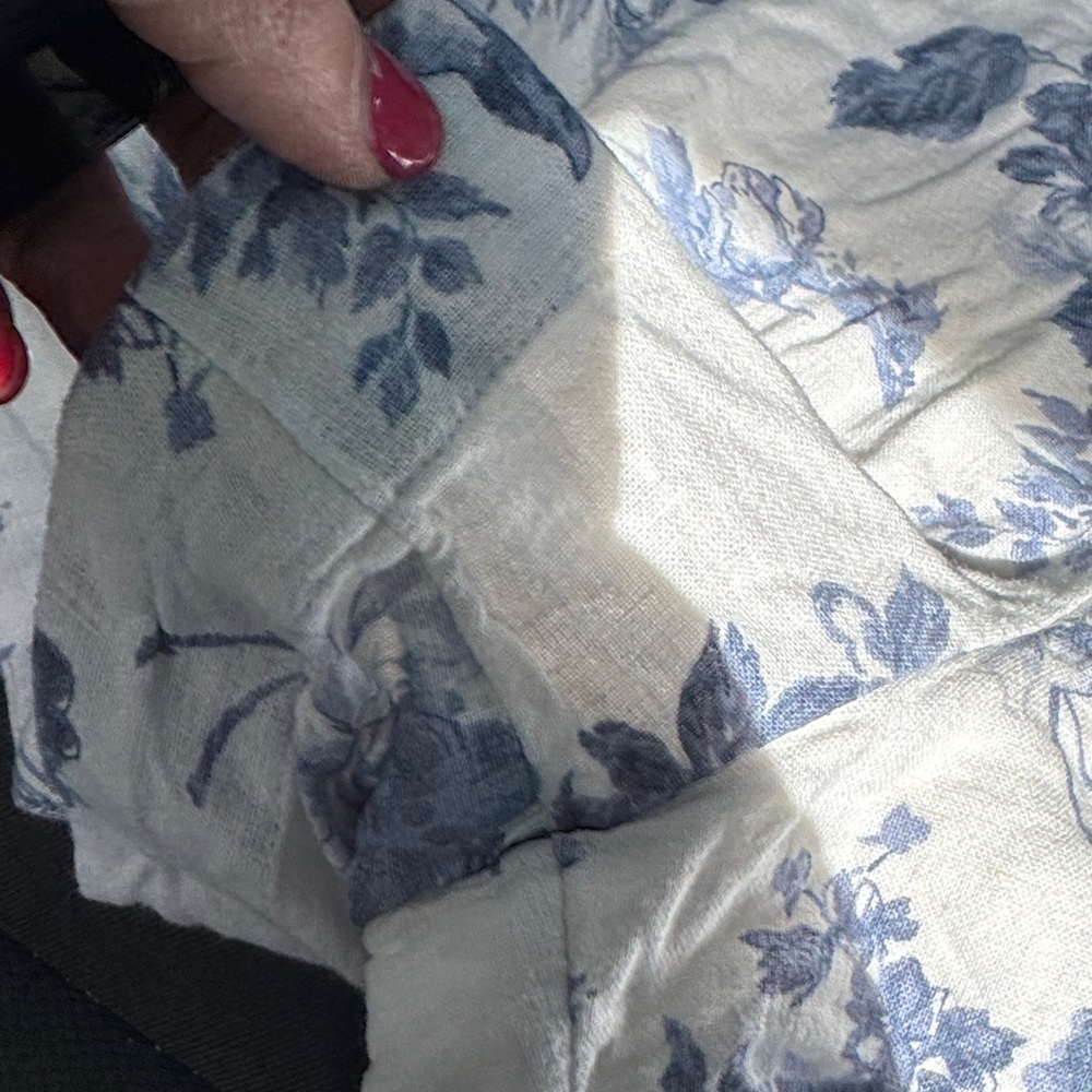 Abercrombie & Fitch Cream Shorts with Blue Floral Print - Picture 7 of 9